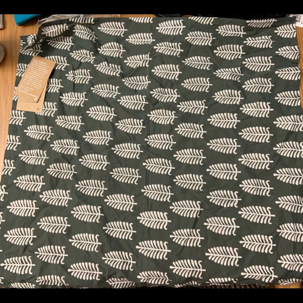 NWT 21” square Matr Boomie print block
